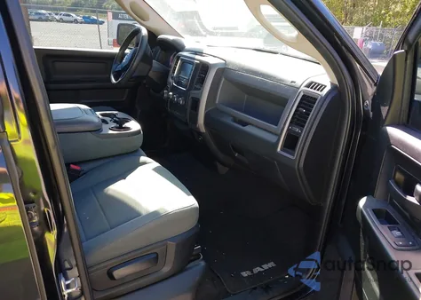 2018 Ram 1500 Express 4X4 6'4 Box z USA, uszkodzony, nr VIN 1C6RR7FG7JS260936